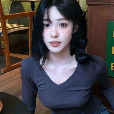 坐在酒吧里吃蛋糕